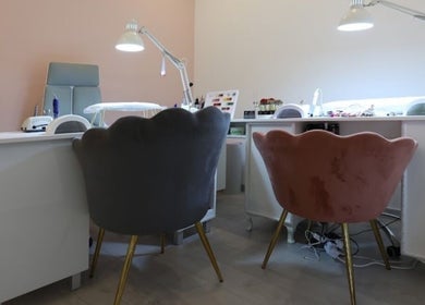Interno raffinato di Luxury Nail Concept a Lazio, Lazio, IT, con sedie eleganti e postazioni curate.