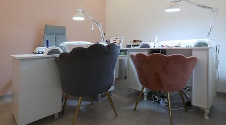 Interno raffinato di Luxury Nail Concept a Lazio, Lazio, IT, con sedie eleganti e postazioni curate.