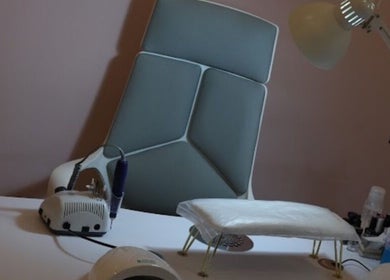 Postazione manicure moderna a Luxury Nail Concept, Lazio, Lazio, IT, con lampada e smerigliatrice.