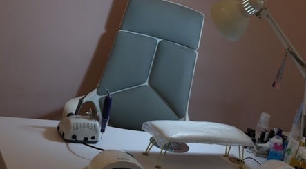 Postazione manicure moderna a Luxury Nail Concept, Lazio, Lazio, IT, con lampada e smerigliatrice.