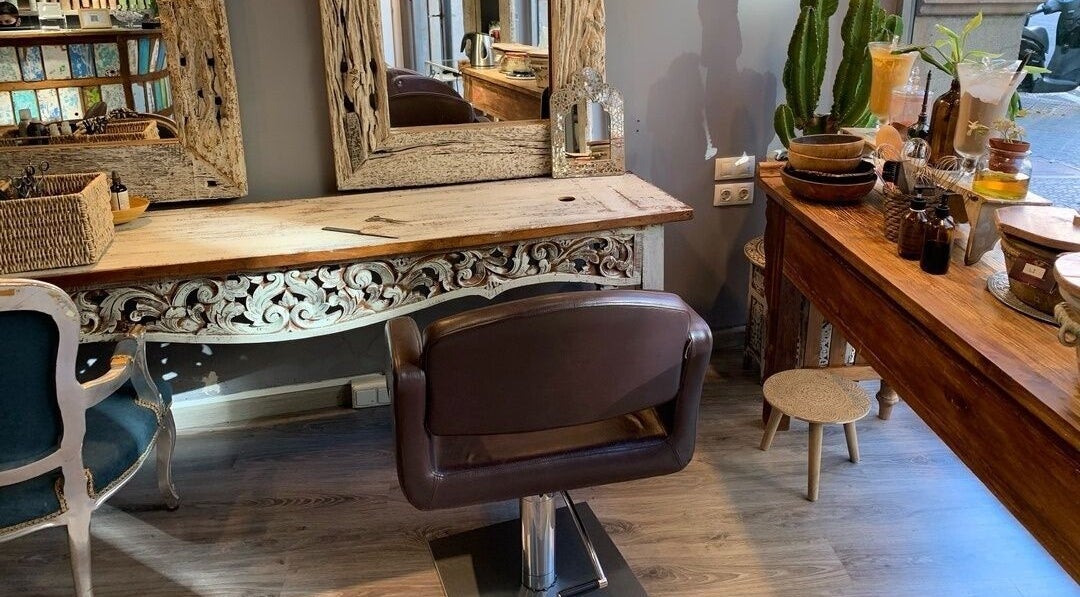 Interior acogedor de Hammam & Henna en Barcelona, Catalunya, ES, con muebles rústicos y decoración natural.