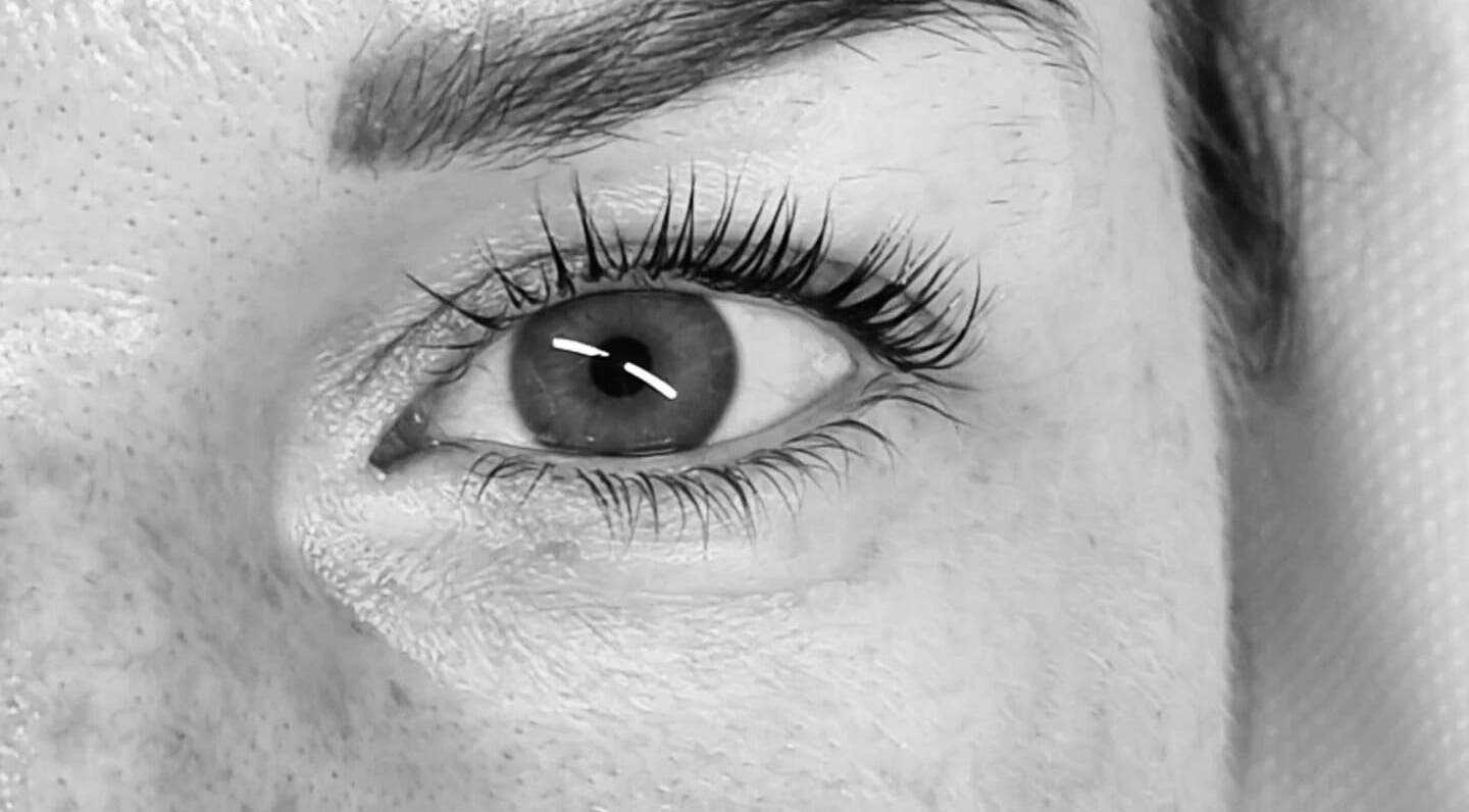 Gros plan d'un œil et sourcils soignés chez Beauty By Laura, Aschères-le-marché, Centre-val De Loire, FR.