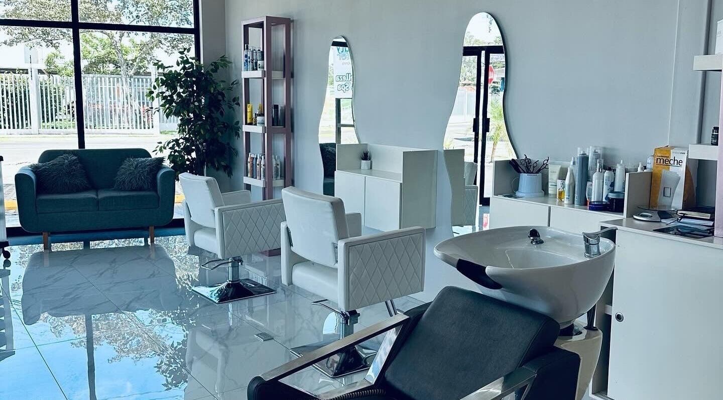 Moderno salón de TC Beauty Center, Guácima, Provincia De Alajuela, CR, con sillas y lavamanos elegantes.