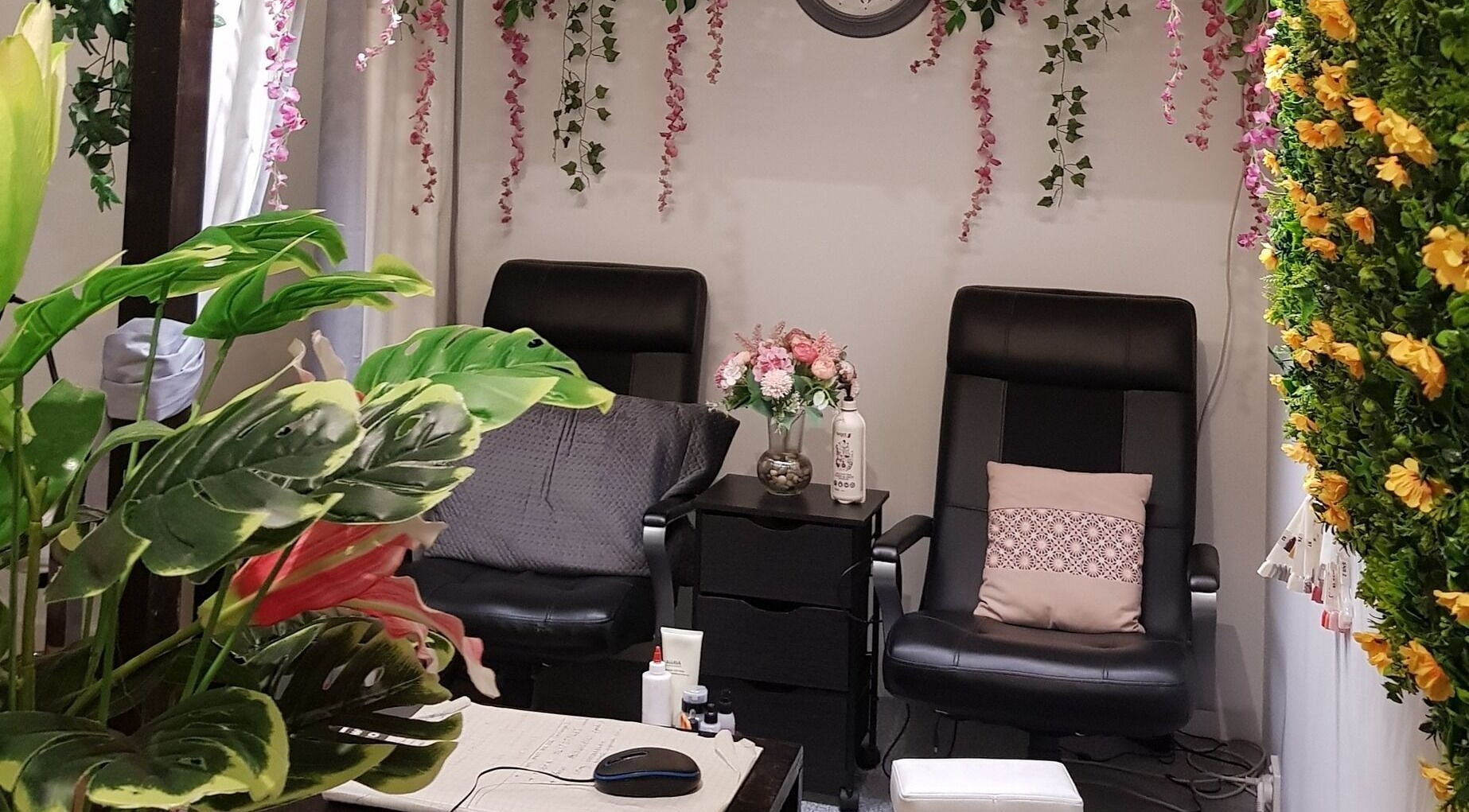 Relaxing seating area at Beauty Spa Temple in Melbourne, Victoria, AU adorned with flowers and lush decor.