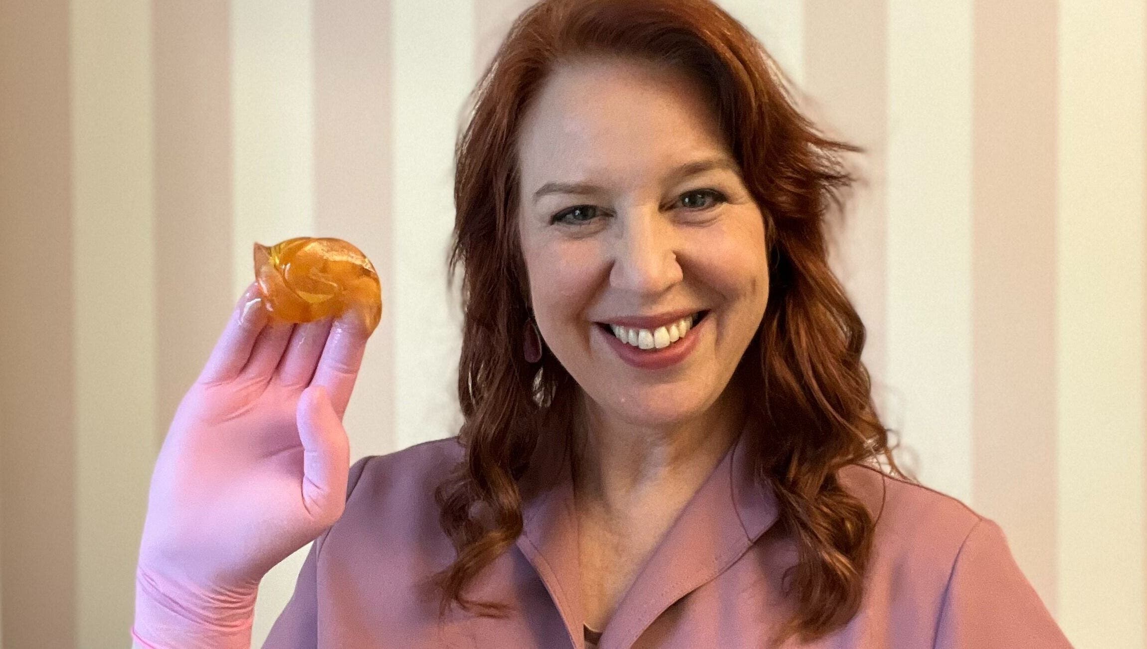 Dankzij SugarSkills Salon in Geijsteren, Limburg, NL biedt deze dame hoogwaardige suikerwax diensten.