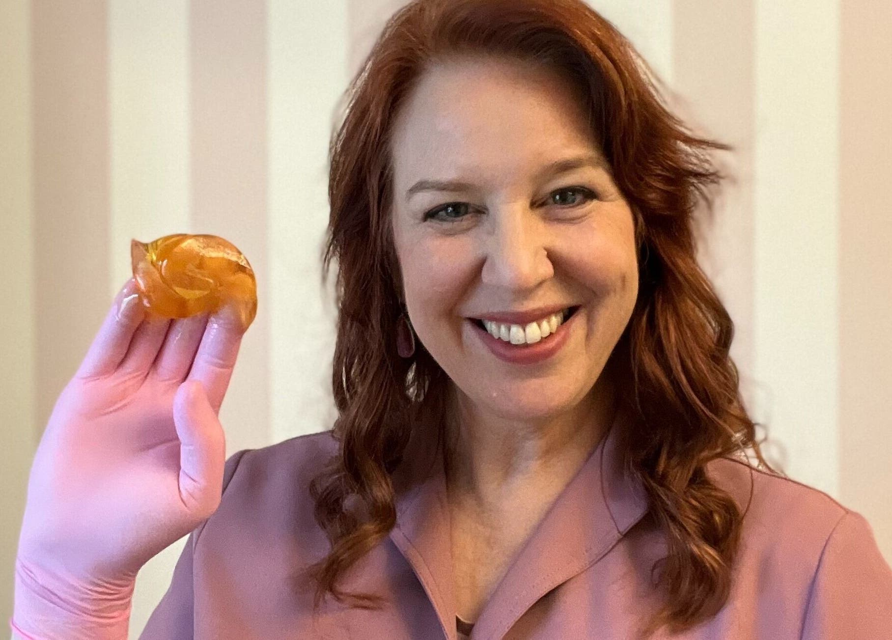 Dankzij SugarSkills Salon in Geijsteren, Limburg, NL biedt deze dame hoogwaardige suikerwax diensten.