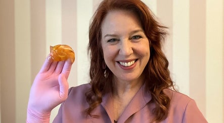 Dankzij SugarSkills Salon in Geijsteren, Limburg, NL biedt deze dame hoogwaardige suikerwax diensten.