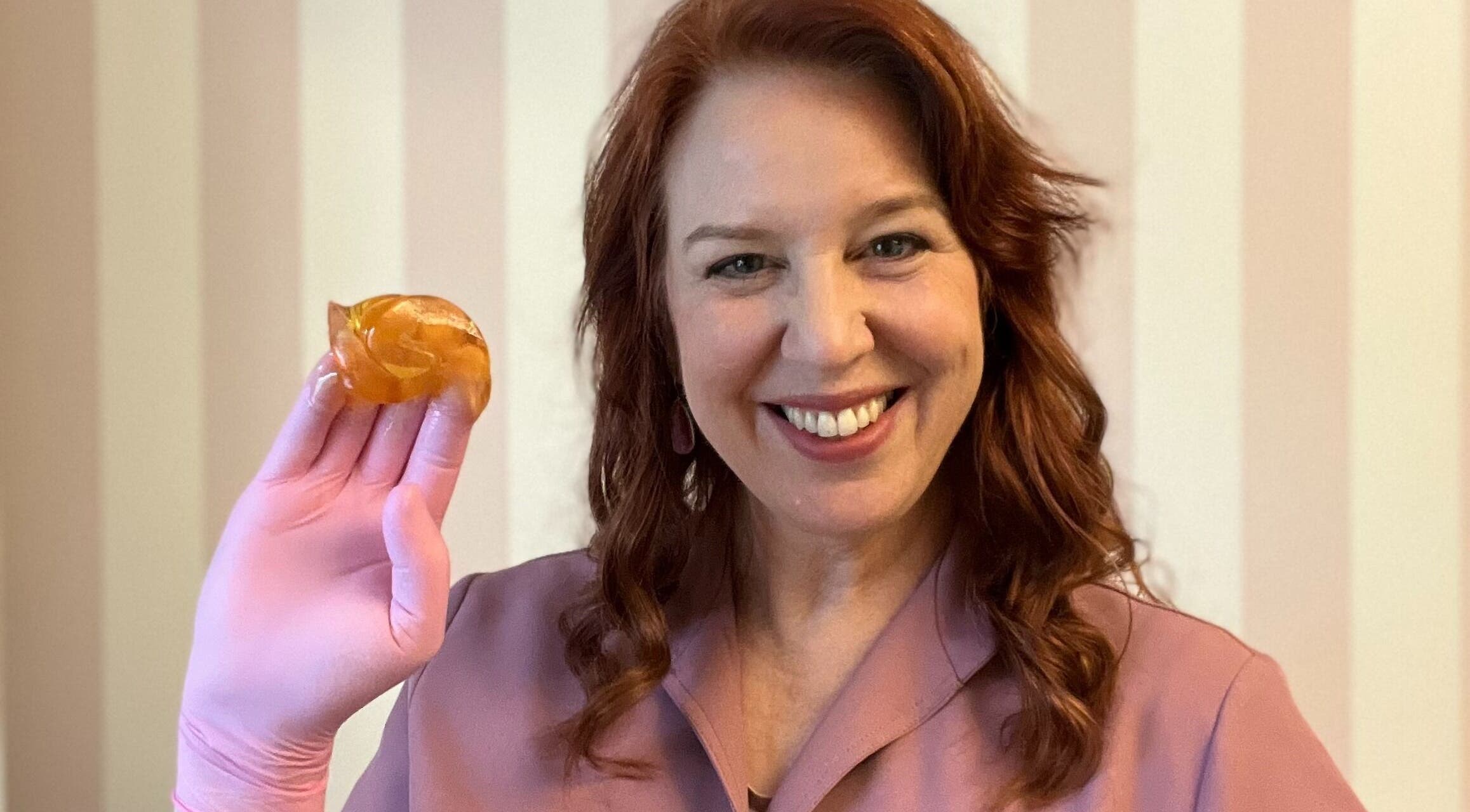 Dankzij SugarSkills Salon in Geijsteren, Limburg, NL biedt deze dame hoogwaardige suikerwax diensten.