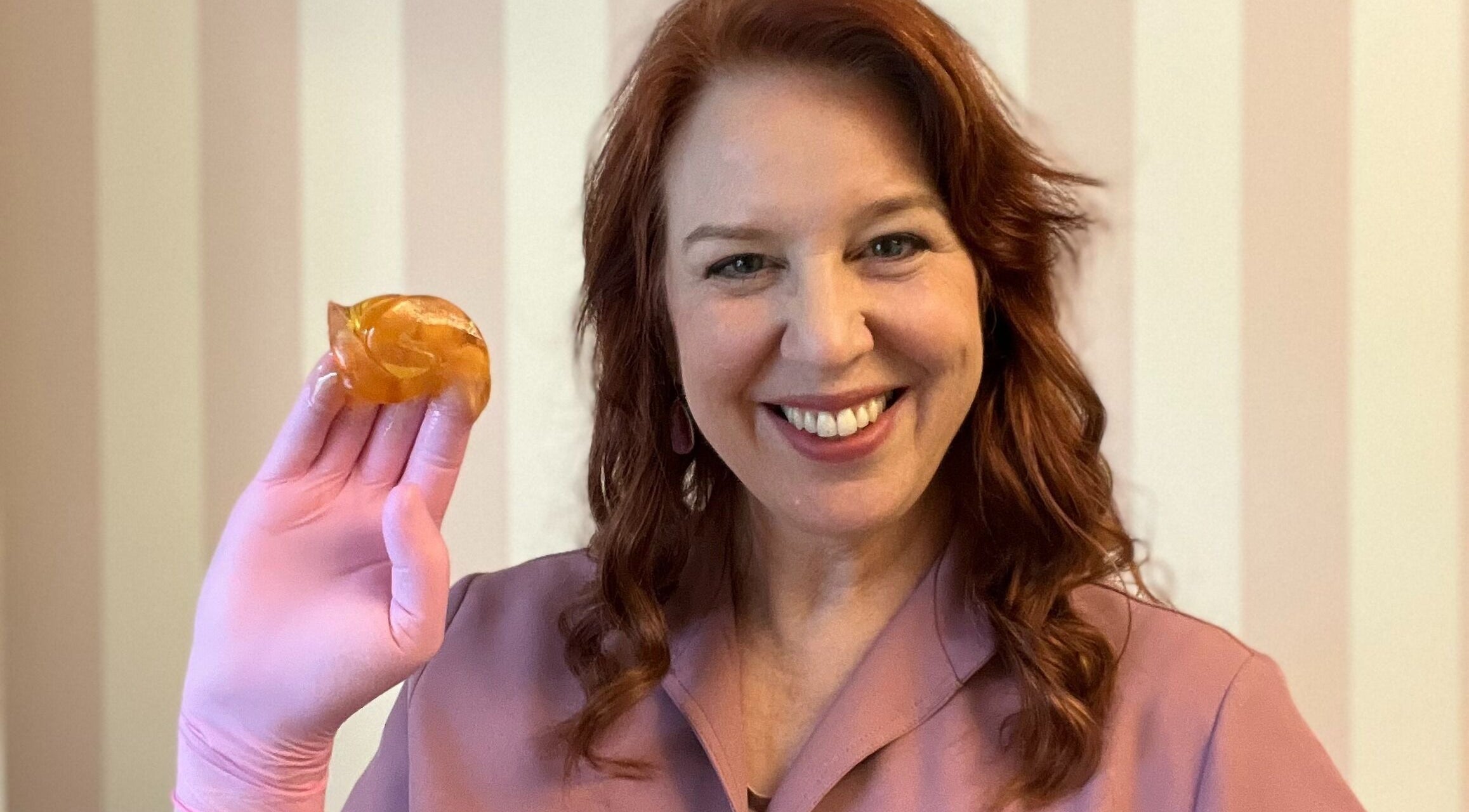 Dankzij SugarSkills Salon in Geijsteren, Limburg, NL biedt deze dame hoogwaardige suikerwax diensten.