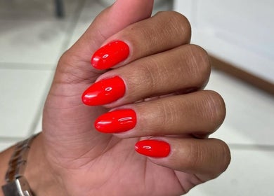 Uñas con manicura rojo brillante en Vie Sala De Belleza, Santo Domingo, Distrito Nacional, DO.