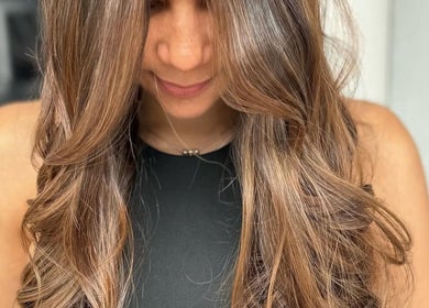 Mujer con cabello estilizado en Vie Sala De Belleza, Santo Domingo, Distrito Nacional, DO.