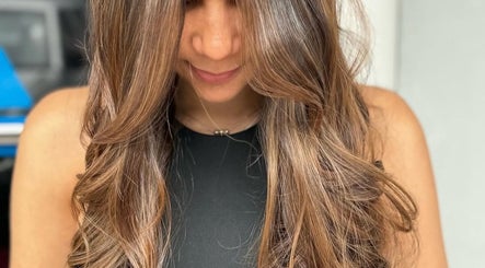 Mujer con cabello estilizado en Vie Sala De Belleza, Santo Domingo, Distrito Nacional, DO.