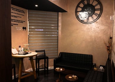 Relaxing lounge at Hava Gents Salon Ajman khalifa St, featuring elegant decor and comfort in Ajman, Ajman, AE.
