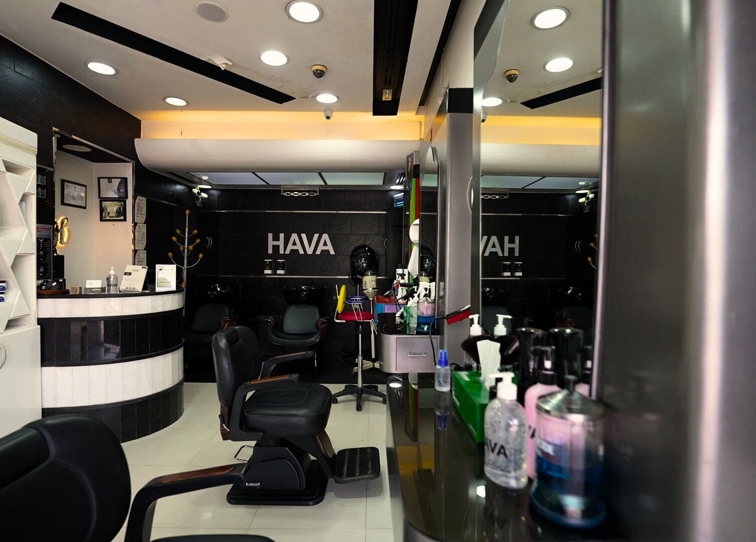 Interior of Hava Gents Salon - Nuaymia, Ajman, Ajman, AE with modern black chairs and organized products.