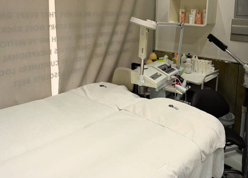 Relaxing spa room at Hava Gents Salon - Nuaymia, Ajman, Ajman, AE with treatment beds and equipment.