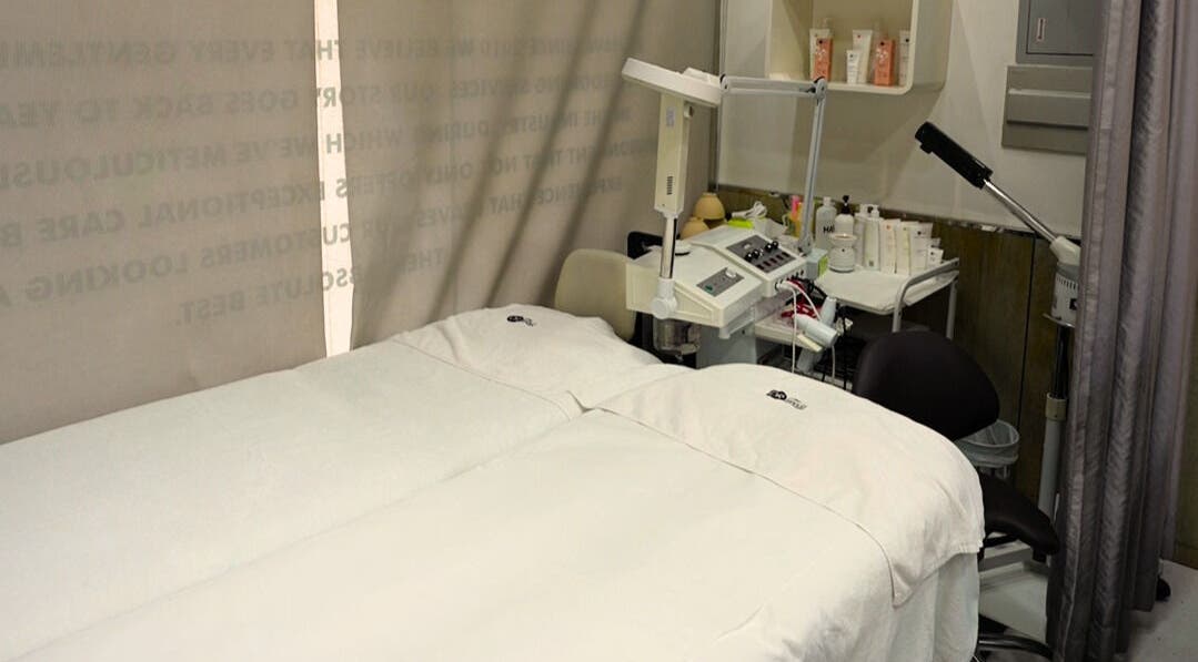 Relaxing spa room at Hava Gents Salon - Nuaymia, Ajman, Ajman, AE with treatment beds and equipment.