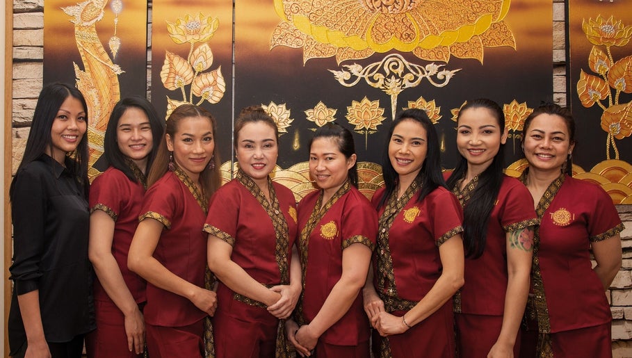 El equipo del Thai Spa Massage Barcelona en Barcelona, Catalunya, ES, listo para ofrecer relajación y bienestar.