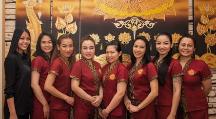El equipo del Thai Spa Massage Barcelona en Barcelona, Catalunya, ES, listo para ofrecer relajación y bienestar.
