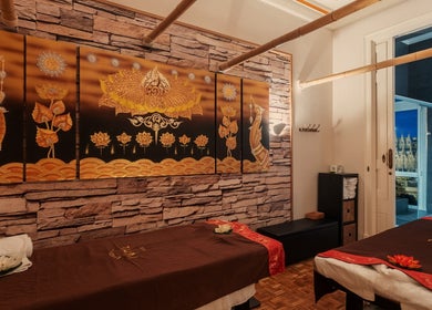 Sala de masaje relajante en Thai Spa Massage Barcelona, con decoración de arte tailandés, Barcelona, Catalunya, ES.