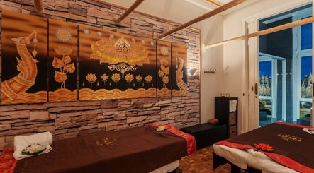 Sala de masaje relajante en Thai Spa Massage Barcelona, con decoración de arte tailandés, Barcelona, Catalunya, ES.
