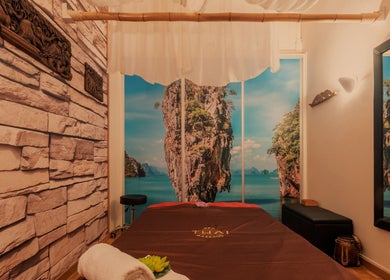 Sala de masaje en Thai Spa Massage Barcelona con decoración tailandesa, Barcelona, Catalunya, ES.