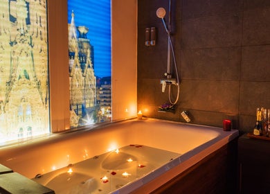 Sala de spa con bañera iluminada en Thai Spa Massage Barcelona, con vista a la Sagrada Familia, Barcelona, Catalunya, ES.