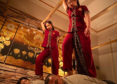 Terapeutas en Thai Spa Massage Barcelona realizando masaje tailandés, Barcelona, Catalunya, ES.