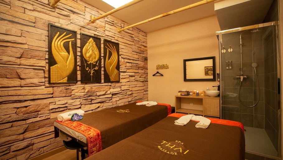 Sala de masaje en Thai Spa Massage Alura, Barcelona, Catalunya, ES, con decoración elegante y ducha moderna.