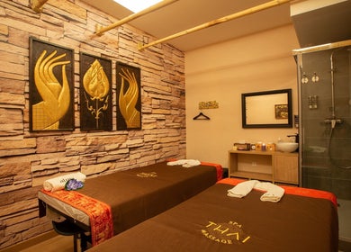 Sala de masaje en Thai Spa Massage Alura, Barcelona, Catalunya, ES, con decoración elegante y ducha moderna.