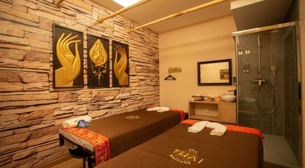 Sala de masaje en Thai Spa Massage Alura, Barcelona, Catalunya, ES, con decoración elegante y ducha moderna.