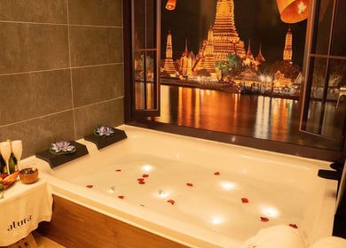 Bañera de lujo con pétalos y bebidas en Thai Spa Massage Alura, Barcelona, Catalunya, ES.
