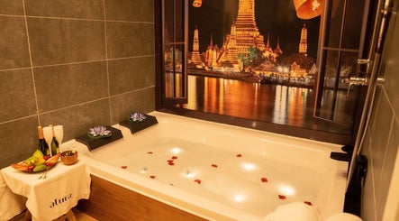 Bañera de lujo con pétalos y bebidas en Thai Spa Massage Alura, Barcelona, Catalunya, ES.