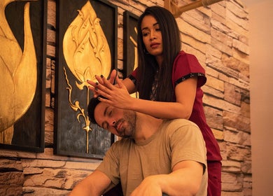 Masaje terapéutico en Thai Spa Massage Alura, Barcelona, Catalunya, ES, con decoración de arte dorado.