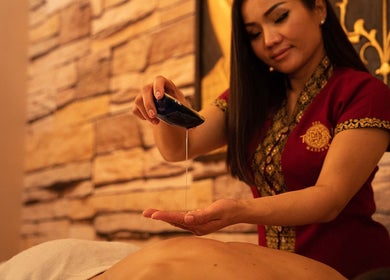 Terapeuta vertiendo aceite en Thai Spa Massage Alura, Barcelona, Catalunya, ES.