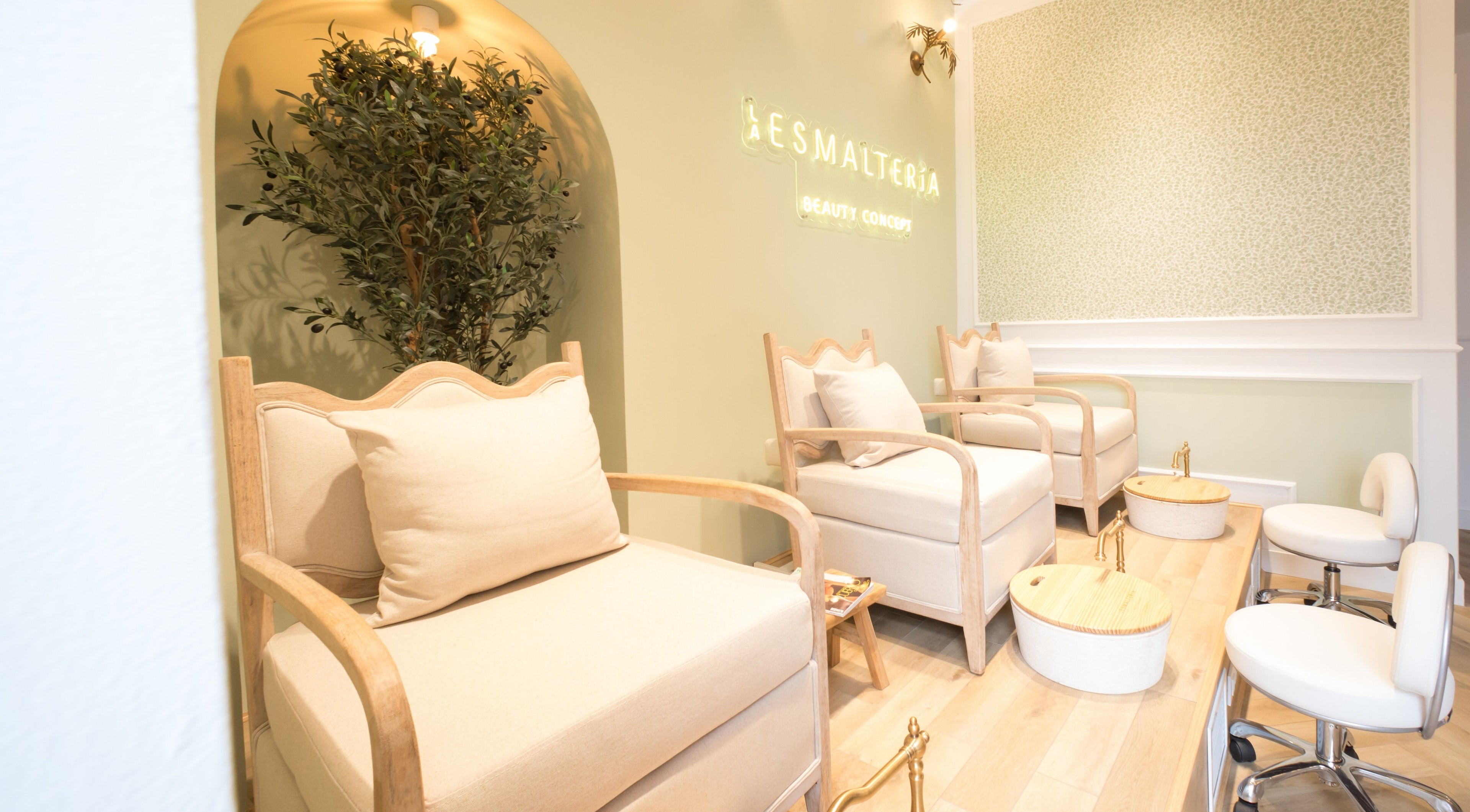 Zona de spa en La Esmalteria Claudio Coello, Madrid, Comunidad De Madrid, ES, con sillas cómodas y decoración relajante.