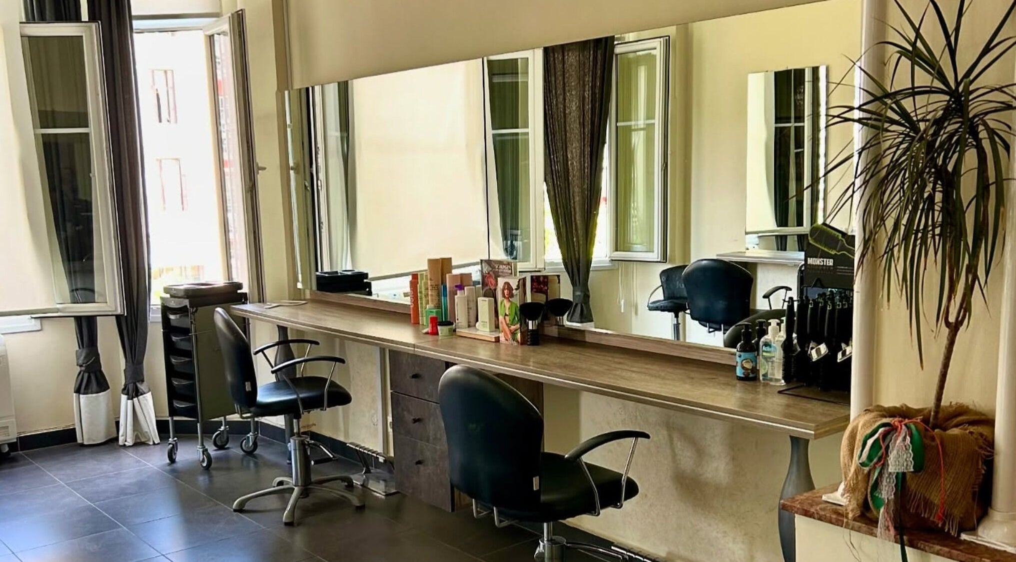 Κομψό εσωτερικό της Artisan Studio hair & beauty, Θεσσαλονίκη, Κεντρικής Μακεδονίας, GR.