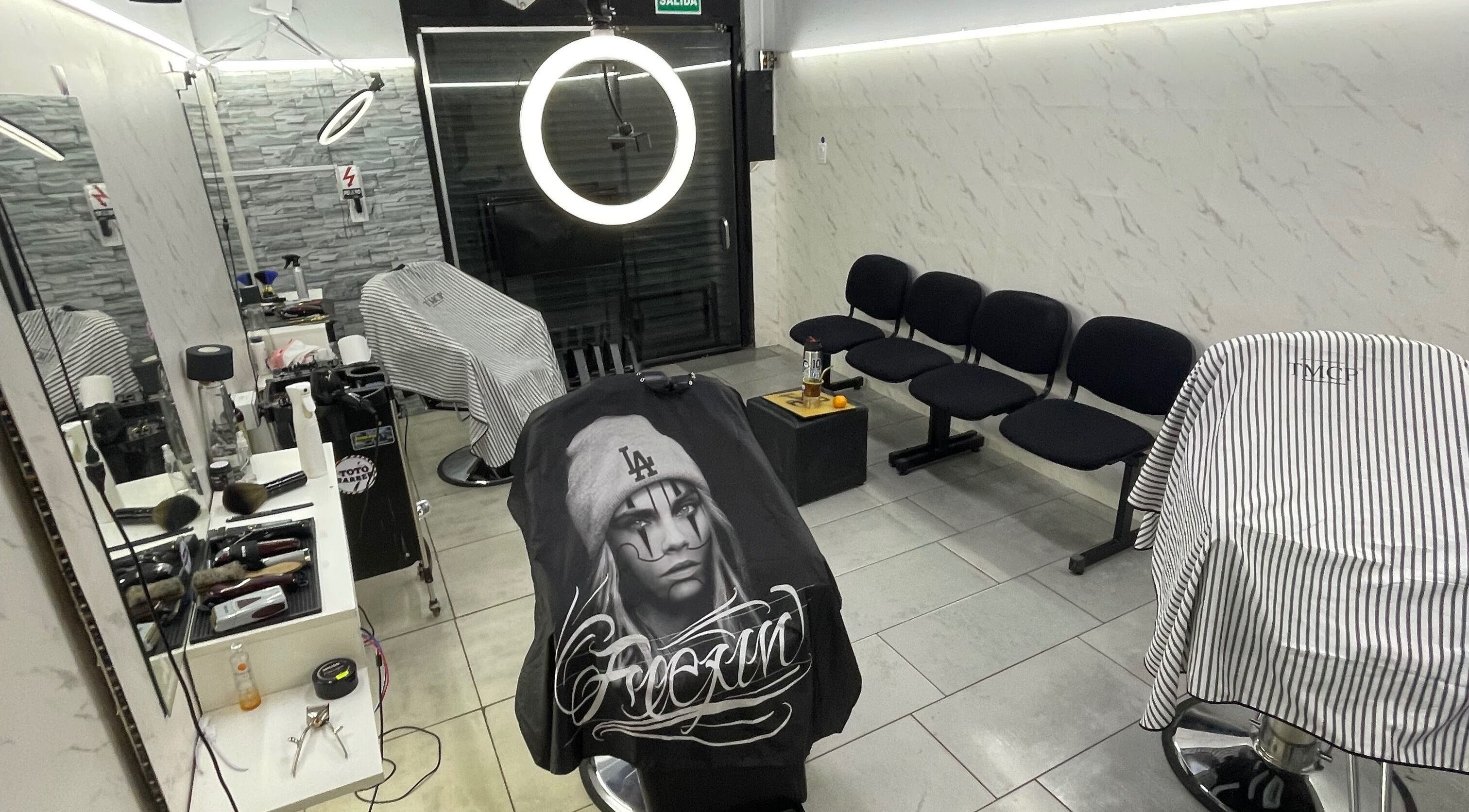 Interior moderno de Toto Barber en San Andres, Provincia De Buenos Aires, AR, con sillas elegantes y herramientas estilísticas.