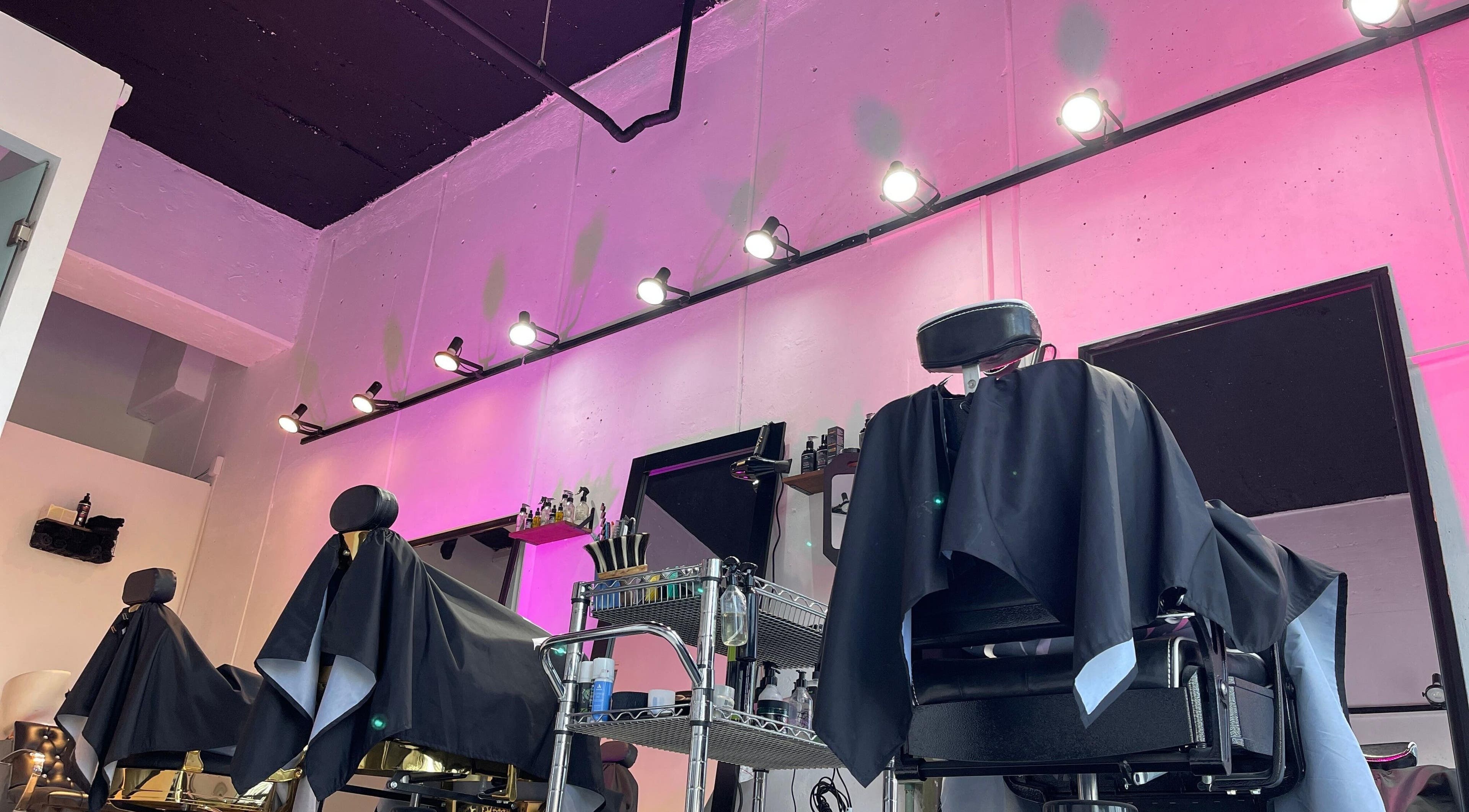 Interior moderno de Mavexi Hair Solutions en San Pedro Tlaquepaque, Jalisco, MX, con luces y sillas de peluquería.