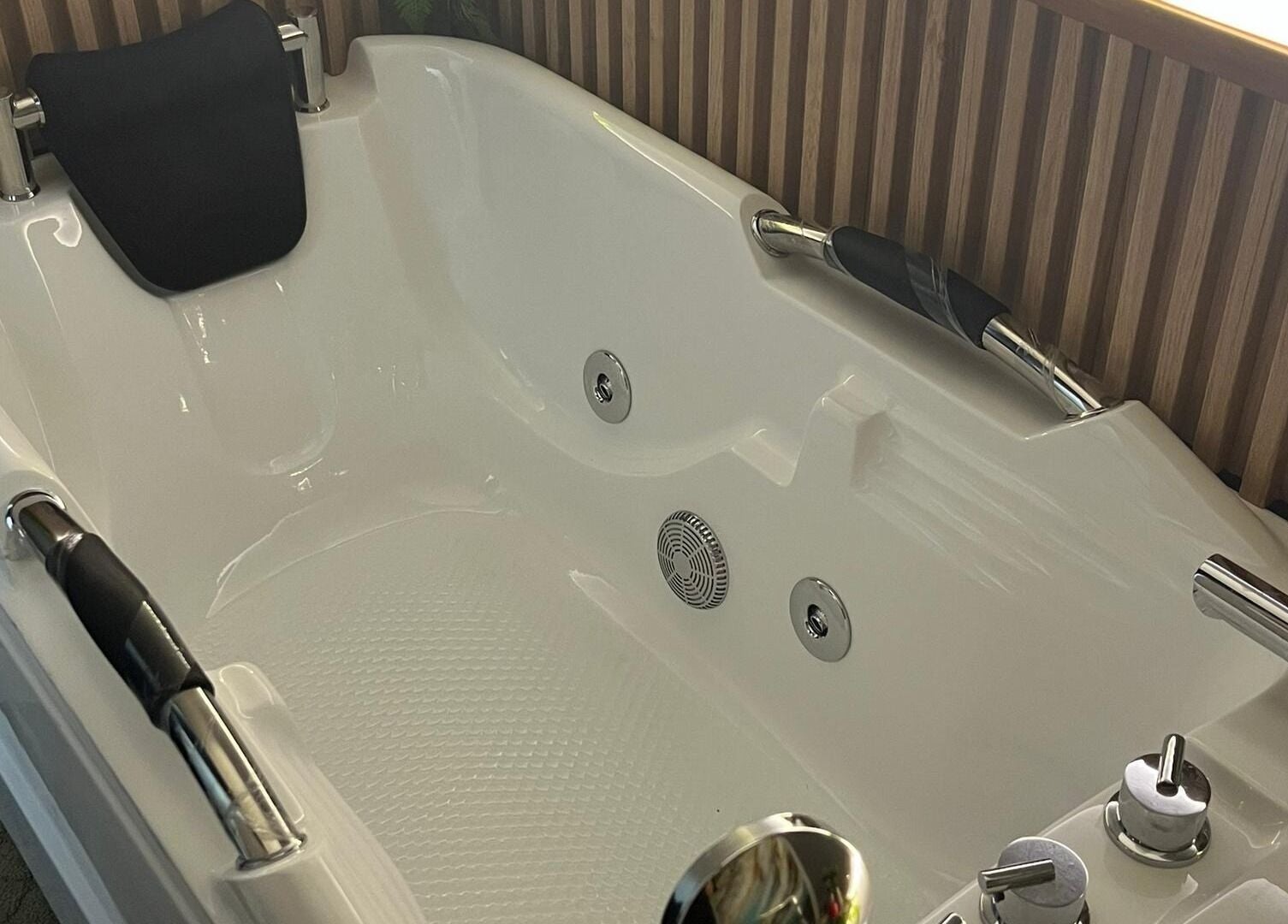 Luxurious bathtub at Twinz Spa, Rawang, Selangor, MY, offering ultimate relaxation experience.
