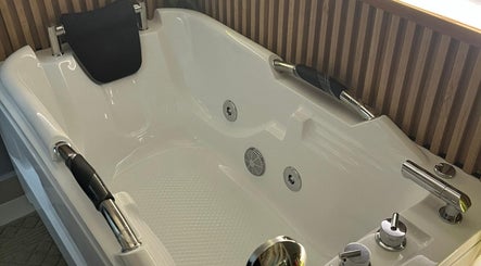 Luxurious bathtub at Twinz Spa, Rawang, Selangor, MY, offering ultimate relaxation experience.