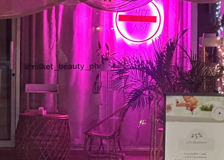 Вход в Mit&ket Beauty с неоновыми огнями в Тамбон Чалонг, Чанг Ват Пхукет, TH.