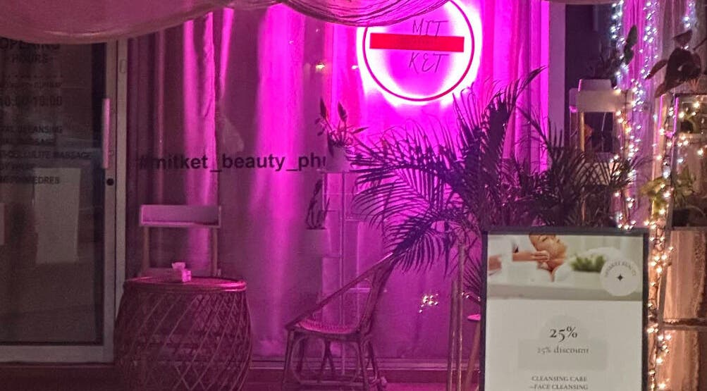 Вход в Mit&ket Beauty с неоновыми огнями в Тамбон Чалонг, Чанг Ват Пхукет, TH.