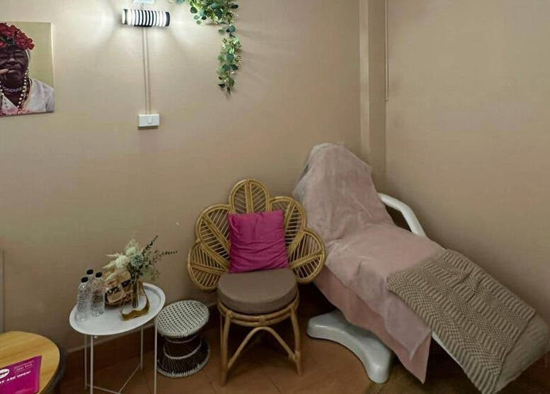 Уютный интерьер в Mit&ket Beauty, Тамбон Чалонг, Чанг Ват Пхукет, TH с креслом и цветком.
