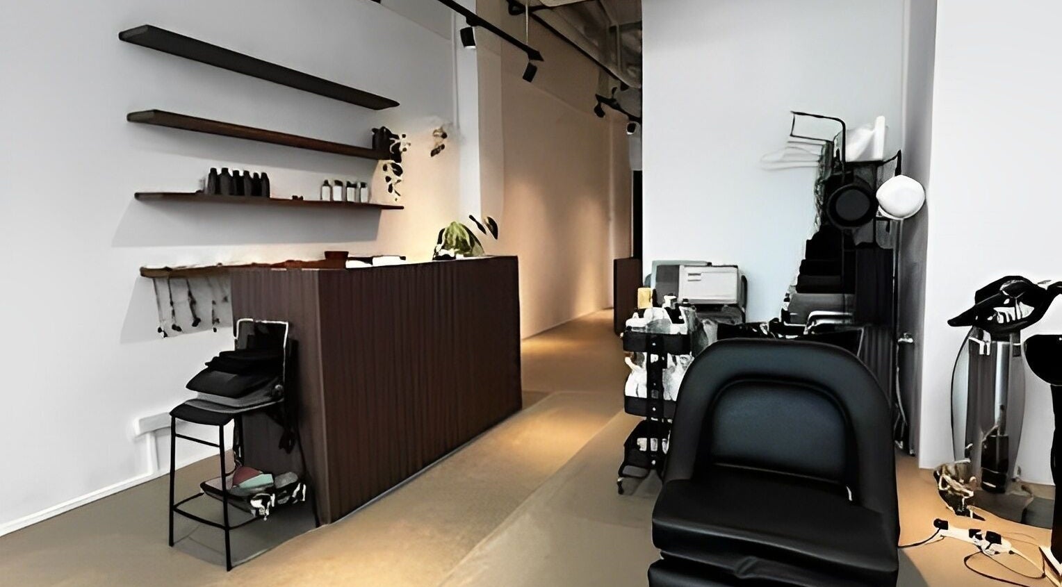 Modern interior of Kutsurogi beauty salon in Singapore, SG showcasing sleek decor and comfortable seating.