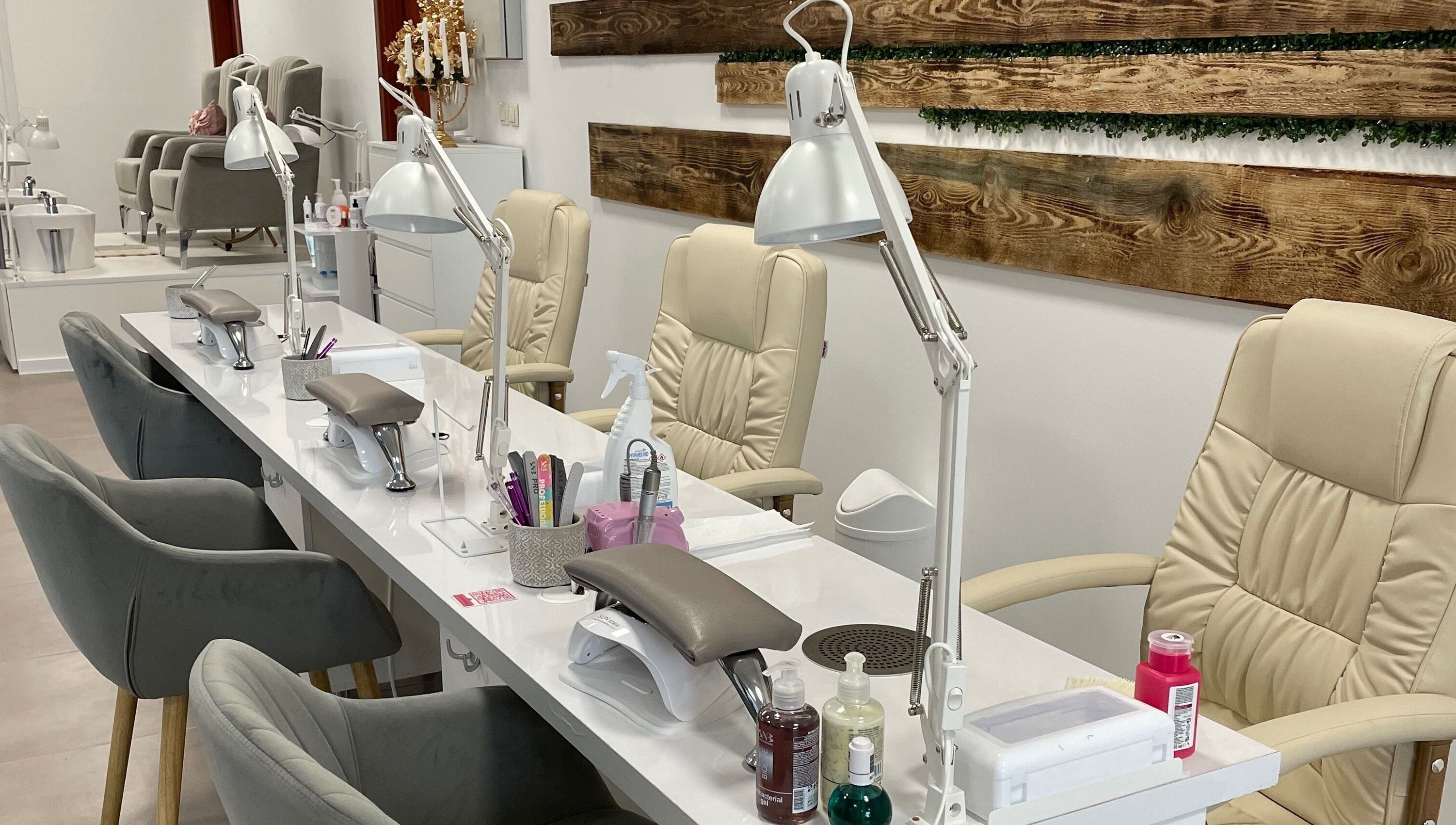 Модерен салон за маникюр в GM Studio 2, Пловдив, Пловдив, BG с удобни столове и оборудване.