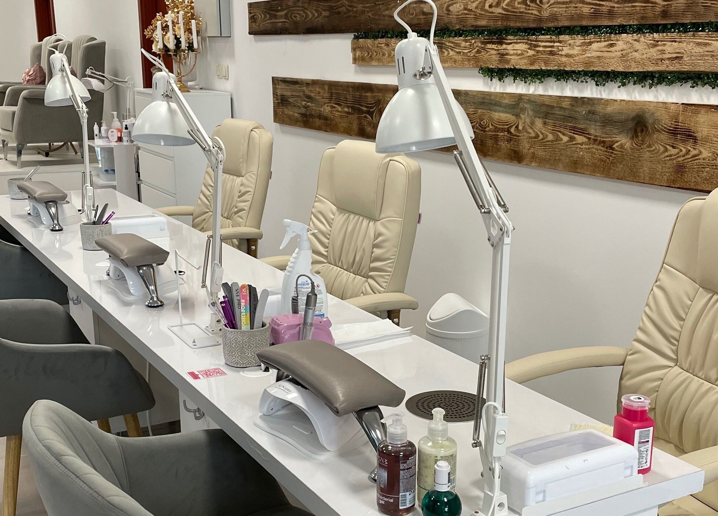 Модерен салон за маникюр в GM Studio 2, Пловдив, Пловдив, BG с удобни столове и оборудване.