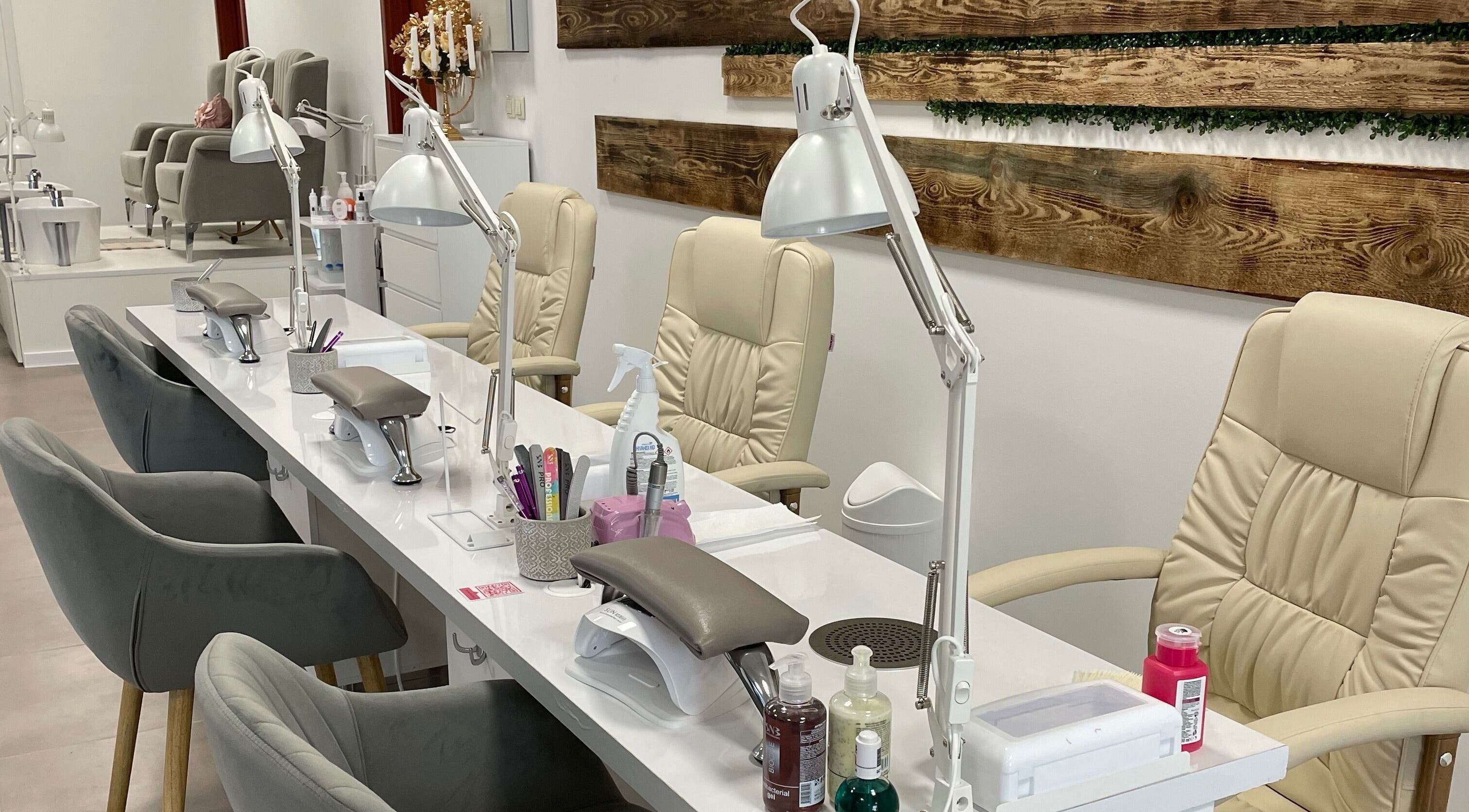 Модерен салон за маникюр в GM Studio 2, Пловдив, Пловдив, BG с удобни столове и оборудване.