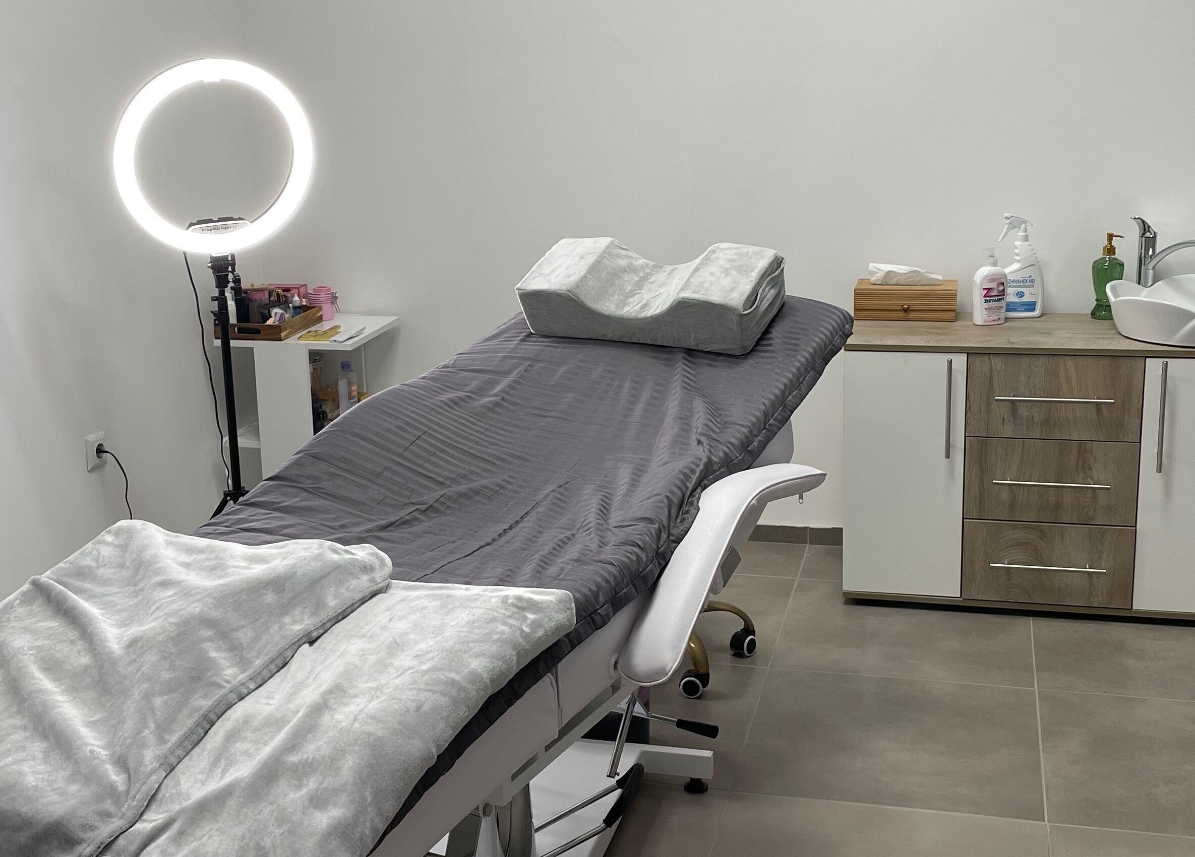 Интериор на масажна стая в GM Studio 2, Пловдив, с модерно оборудване и удобна маса.