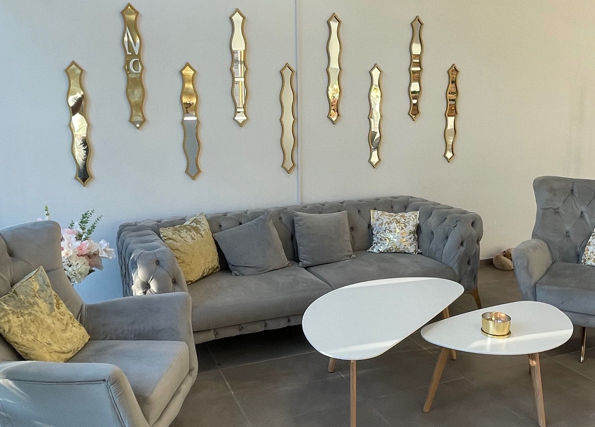 Стилно обзавеждане в GM Studio 2, Пловдив, Пловдив, BG с дълбоки мебели и огледала.