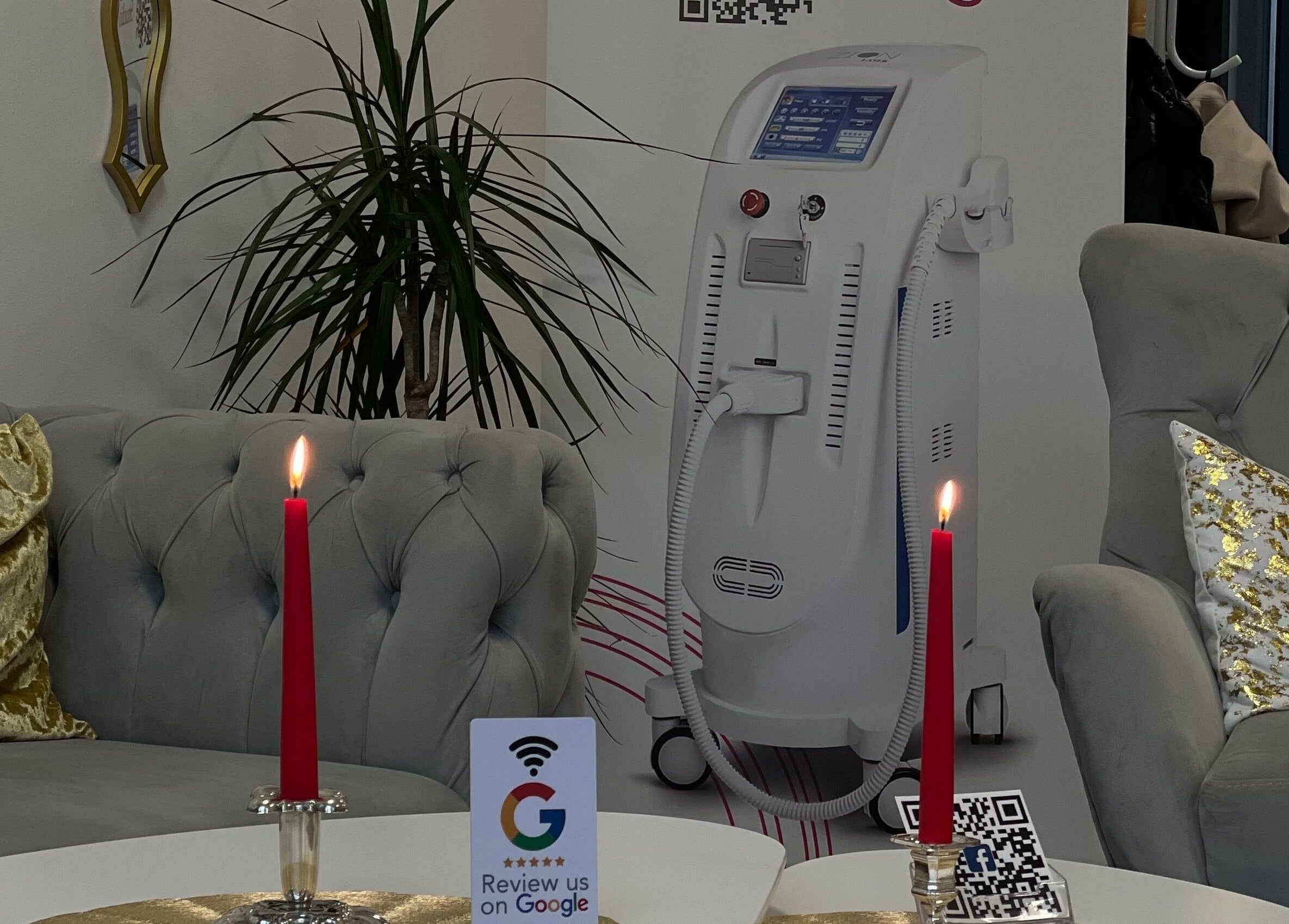 Уютен интериор на GM Studio 2 в Пловдив, Пловдив, BG с елегантна мебел и модерна апаратура.